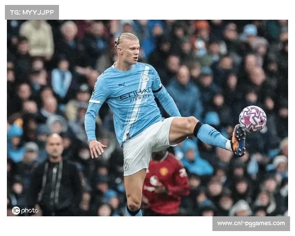 曼城前锋哈兰德在曼彻斯特拍摄奢华腕表广告，替身演员外貌惊人相似引热议