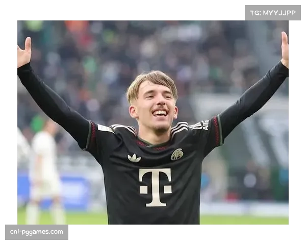 镜头捕捉：拜仁小将特尔在替补席专注研究战术板